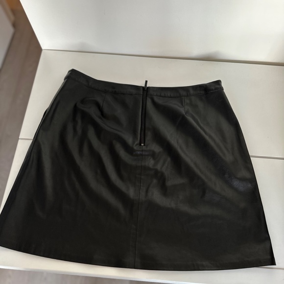 Black Faux Leather Mini Skirt Vince Camuto Size 12 - Picture 2 of 3